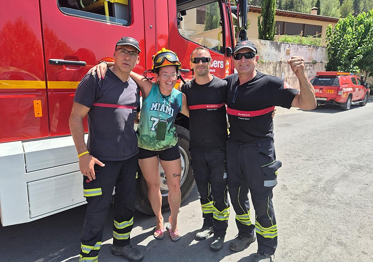 Nuria Marco junto a bomberos a los que asistió durante el operativo de extinción del fuego.
