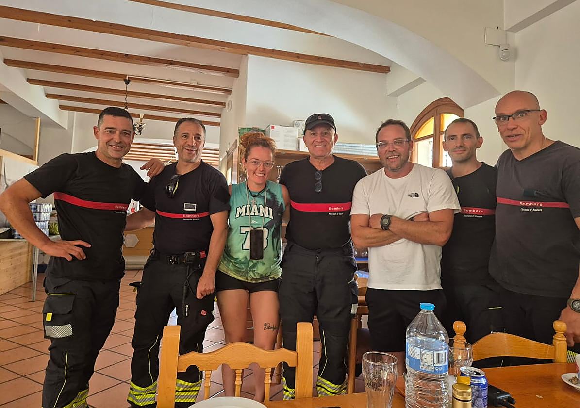 Imagen principal - Imágenes de Nuria junto a los bomberos. (Abajo izq.) Mensaje de agradecimiento por su labor.