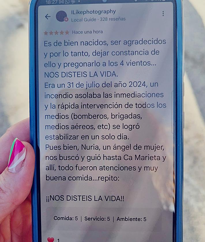 Imagen secundaria 2 - Imágenes de Nuria junto a los bomberos. (Abajo izq.) Mensaje de agradecimiento por su labor.