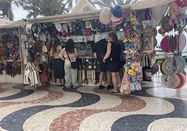 Personas visitando los puestos de La Explanada de Alicante.