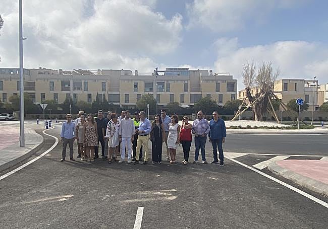 El alcalde de Sant Joan, Santi Roman, y el concejal de Urbanismo, David Aracil, en la inauguración de la rotonda