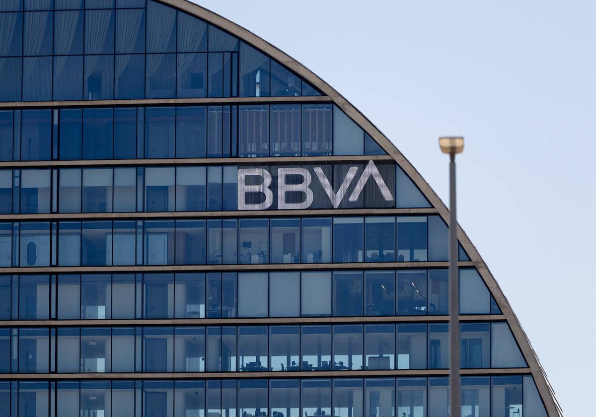 Los sindicatos estiman una pérdida de entre 7.600 y 10.500 empleos por la OPA de BBVA sobre Sabadell