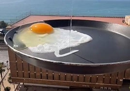Una influencer viraliza un vídeo en ALicante de cómo freír un huevo al sol