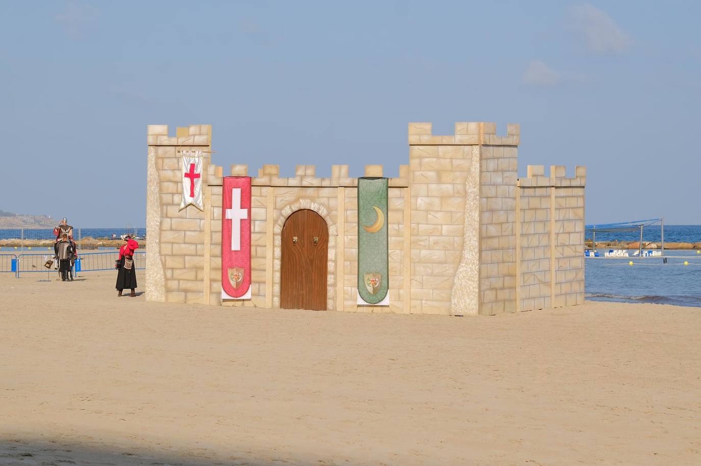 Los moros y cristianos se enzarzan en un épico desembarco en el Postiguet