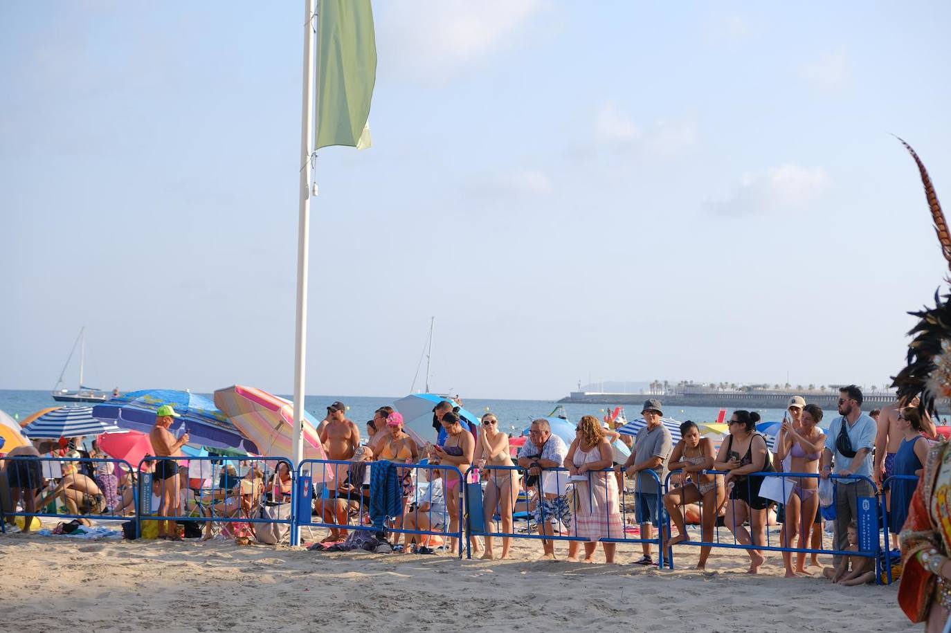 Los moros y cristianos se enzarzan en un épico desembarco en el Postiguet