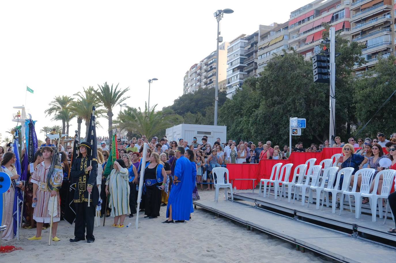 Los moros y cristianos se enzarzan en un épico desembarco en el Postiguet