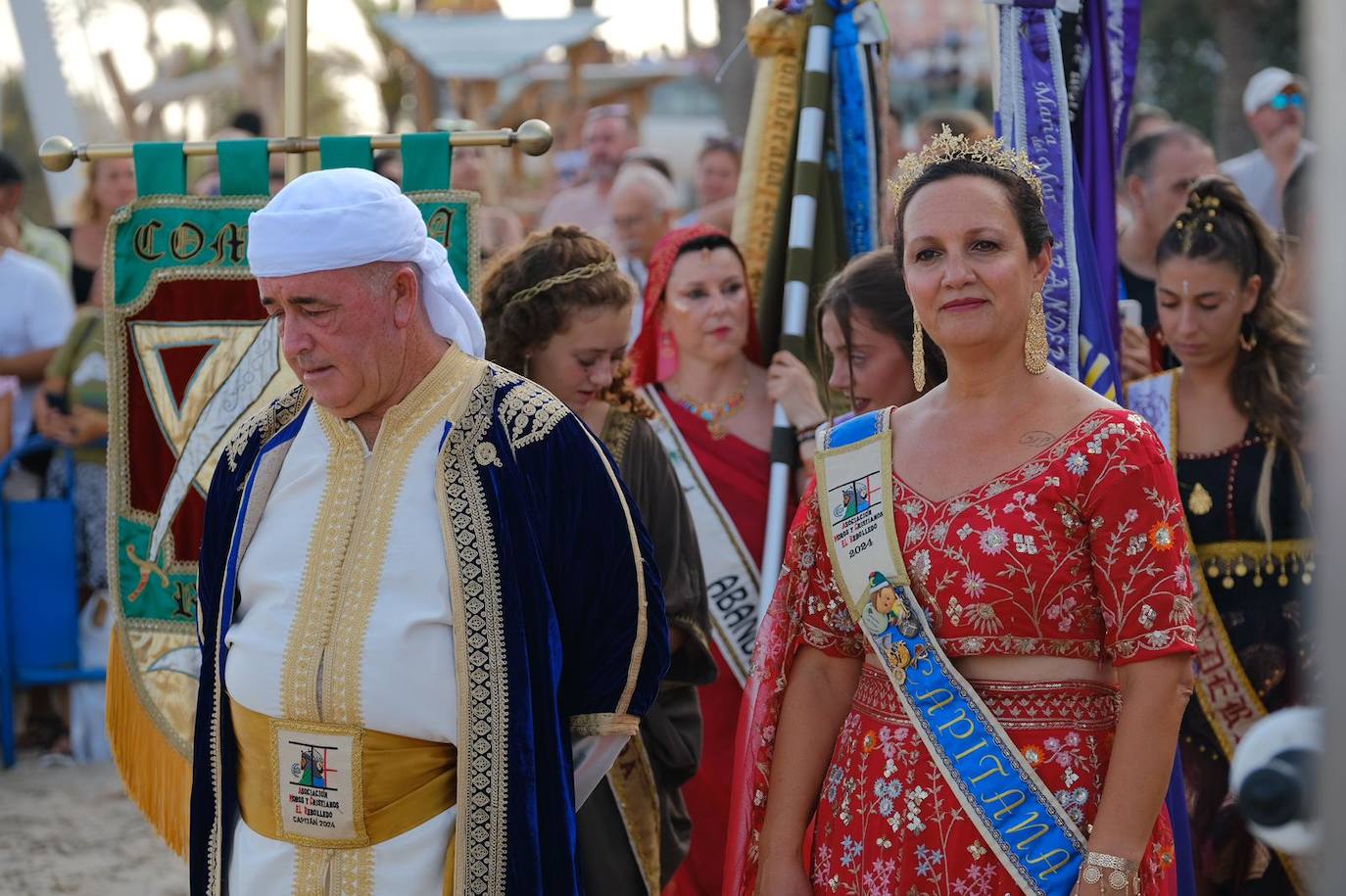 Los moros y cristianos se enzarzan en un épico desembarco en el Postiguet