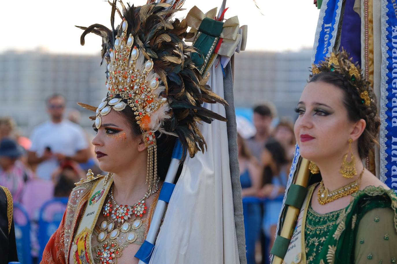 Los moros y cristianos se enzarzan en un épico desembarco en el Postiguet