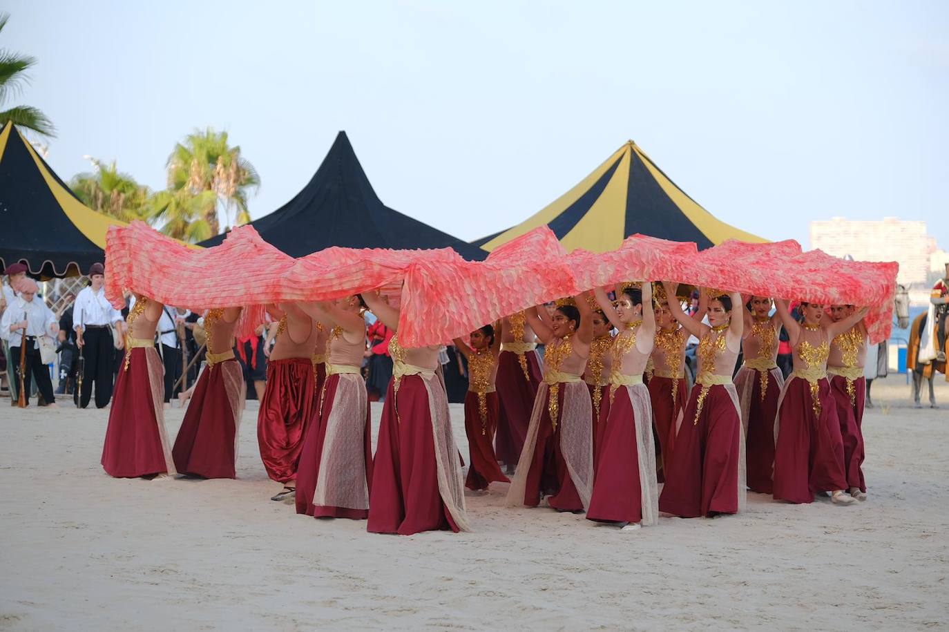 Los moros y cristianos se enzarzan en un épico desembarco en el Postiguet