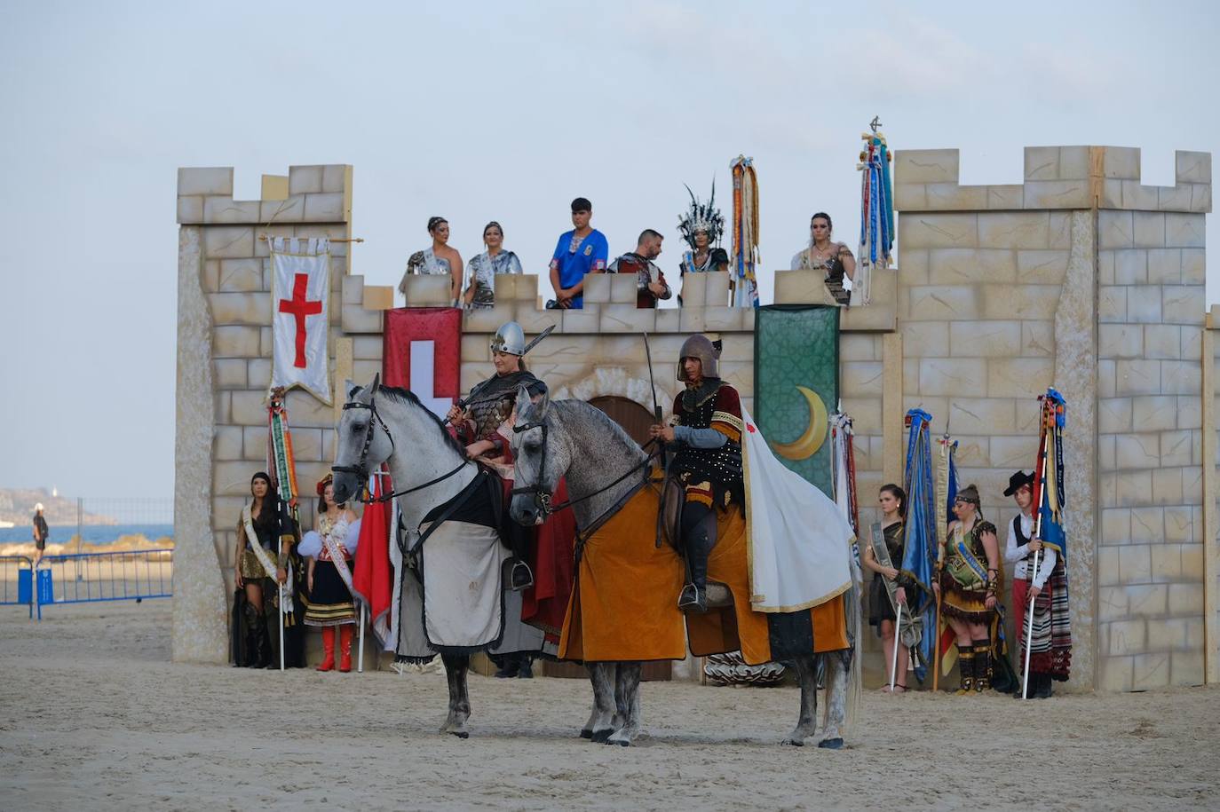 Los moros y cristianos se enzarzan en un épico desembarco en el Postiguet