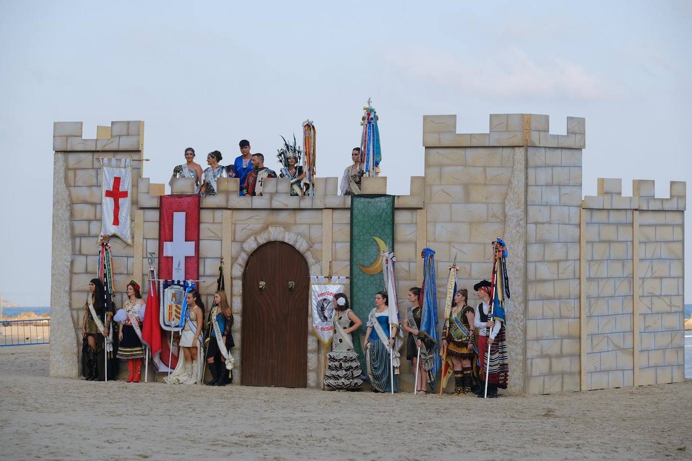 Los moros y cristianos se enzarzan en un épico desembarco en el Postiguet