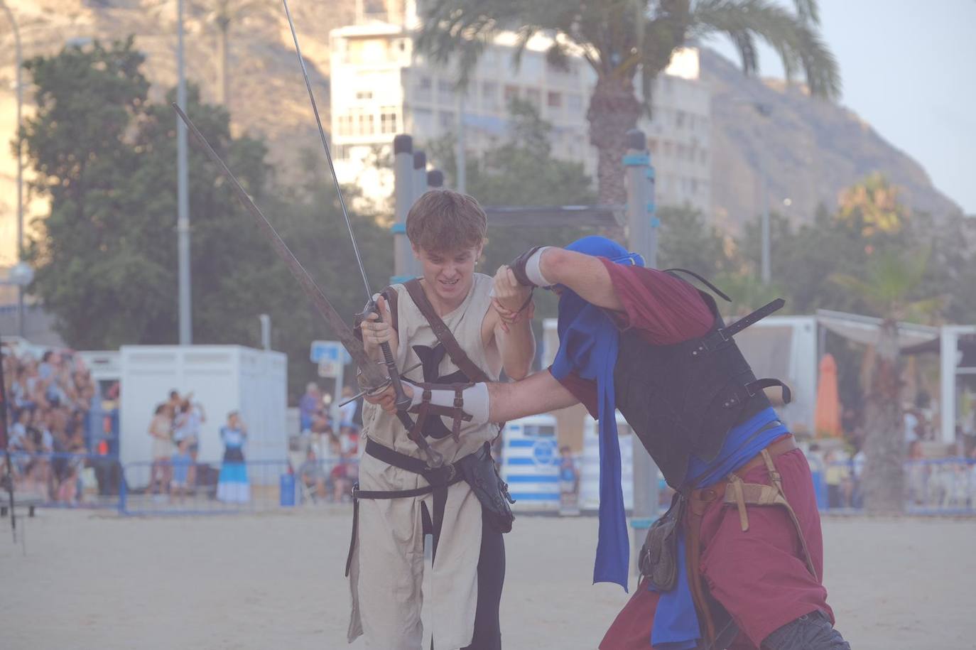 Los moros y cristianos se enzarzan en un épico desembarco en el Postiguet