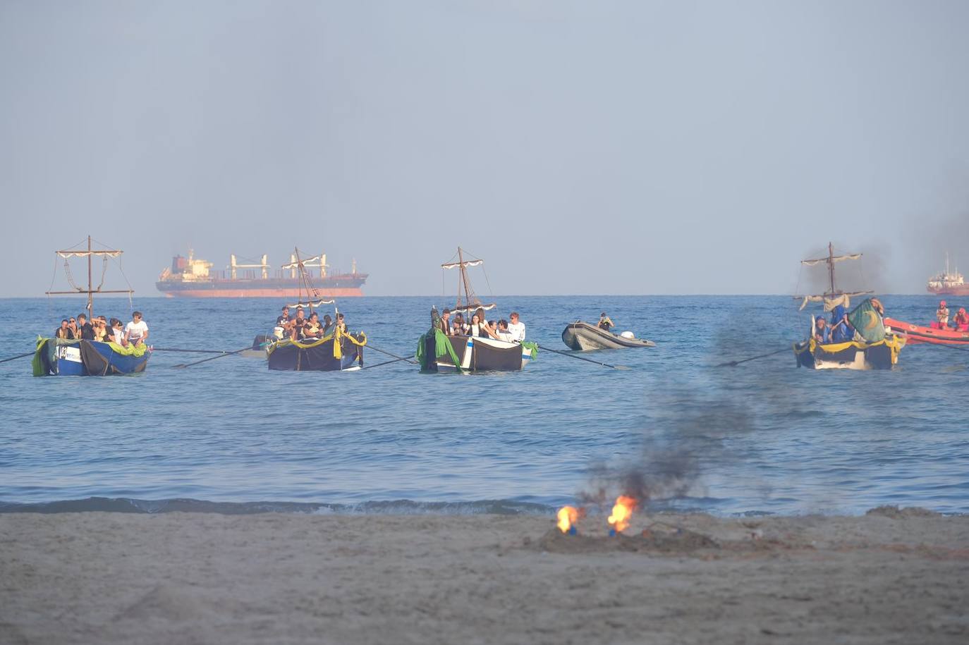 Los moros y cristianos se enzarzan en un épico desembarco en el Postiguet