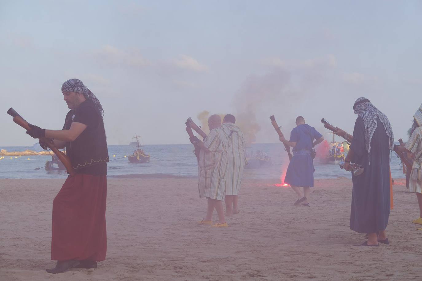 Los moros y cristianos se enzarzan en un épico desembarco en el Postiguet