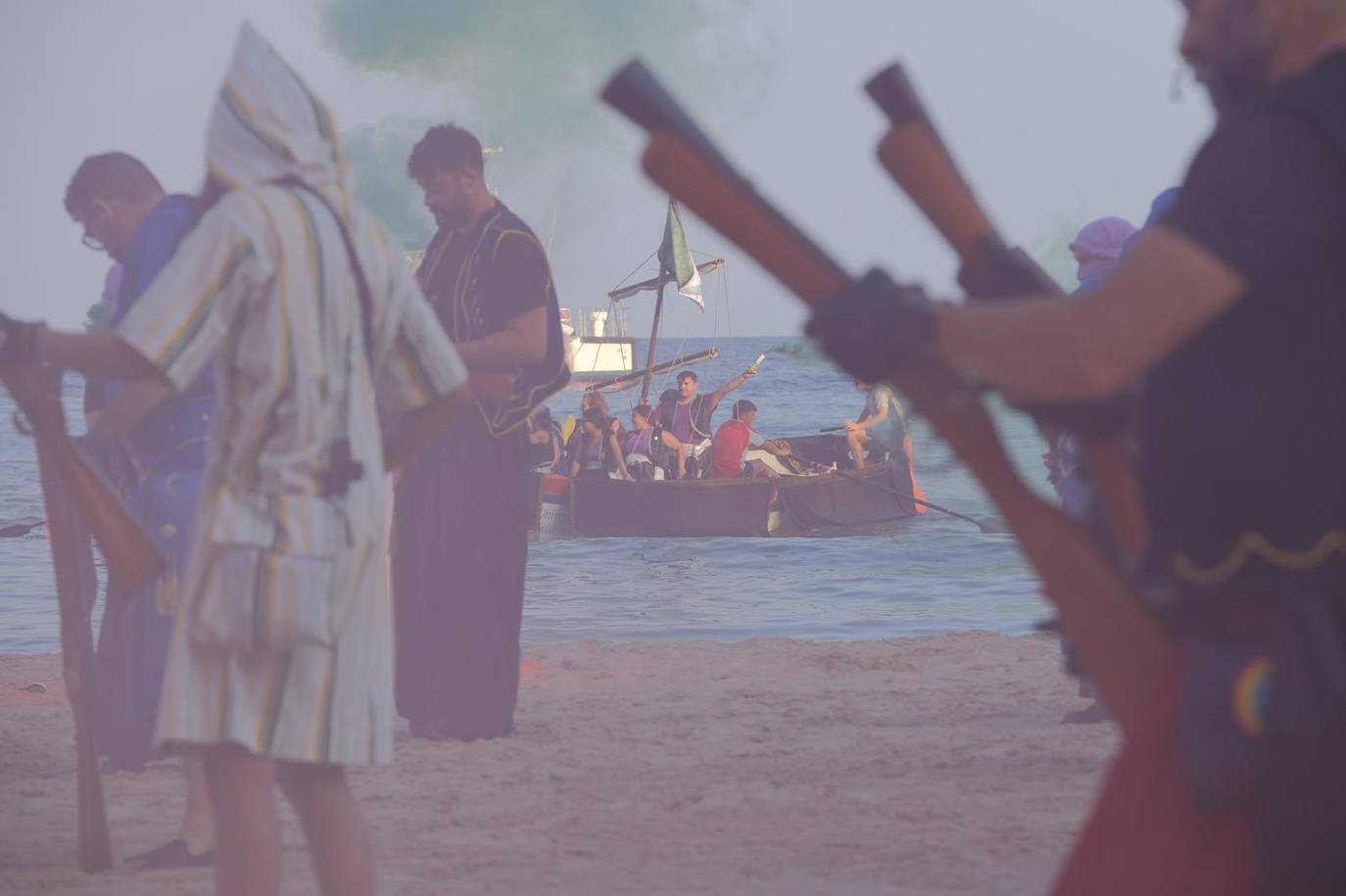 Los moros y cristianos se enzarzan en un épico desembarco en el Postiguet