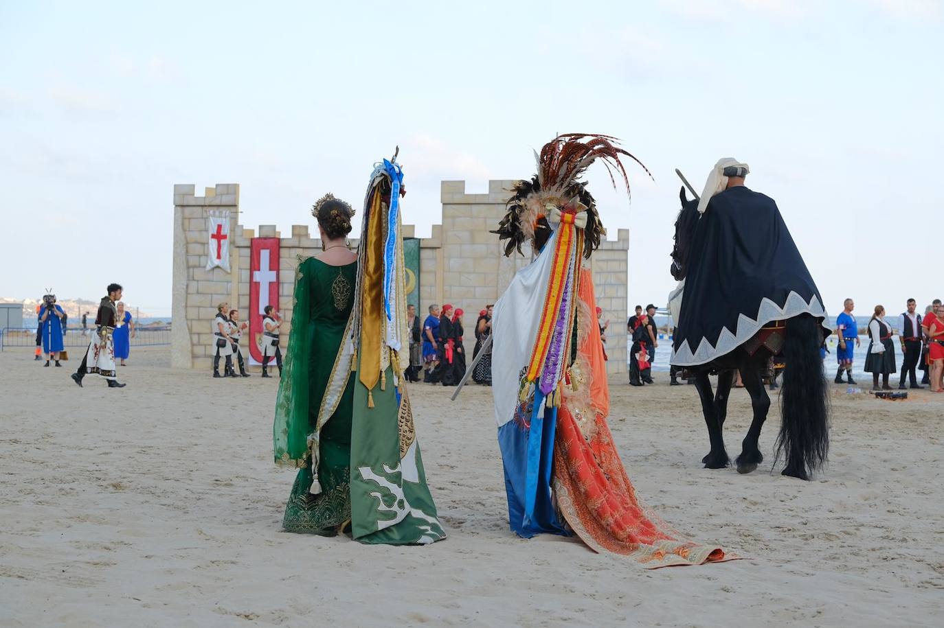 Los moros y cristianos se enzarzan en un épico desembarco en el Postiguet