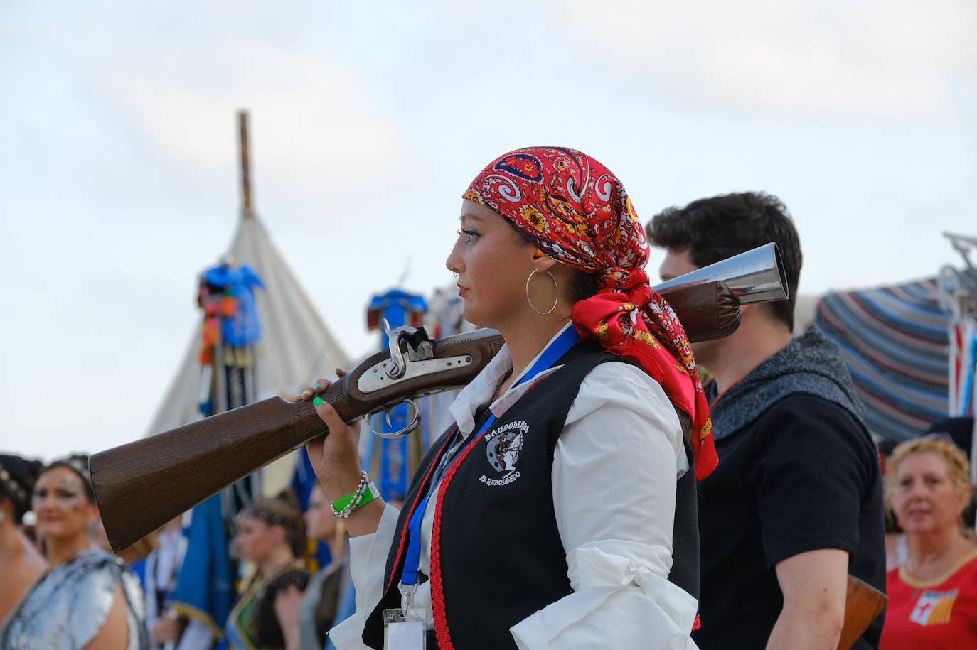 Los moros y cristianos se enzarzan en un épico desembarco en el Postiguet