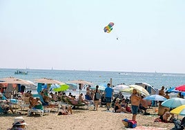 Bañistas en la playa del Postiguet este domingo.
