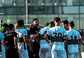El entrenador franjiverde, Eder Sarabia, da indicaciones a sus jugadores este sábado en el amistoso ante el Real Zaragoza.