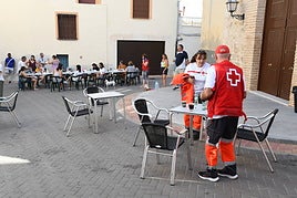 Vecinos de Penàguila realojados en Benifallim el día después de que se declarara el incendio.