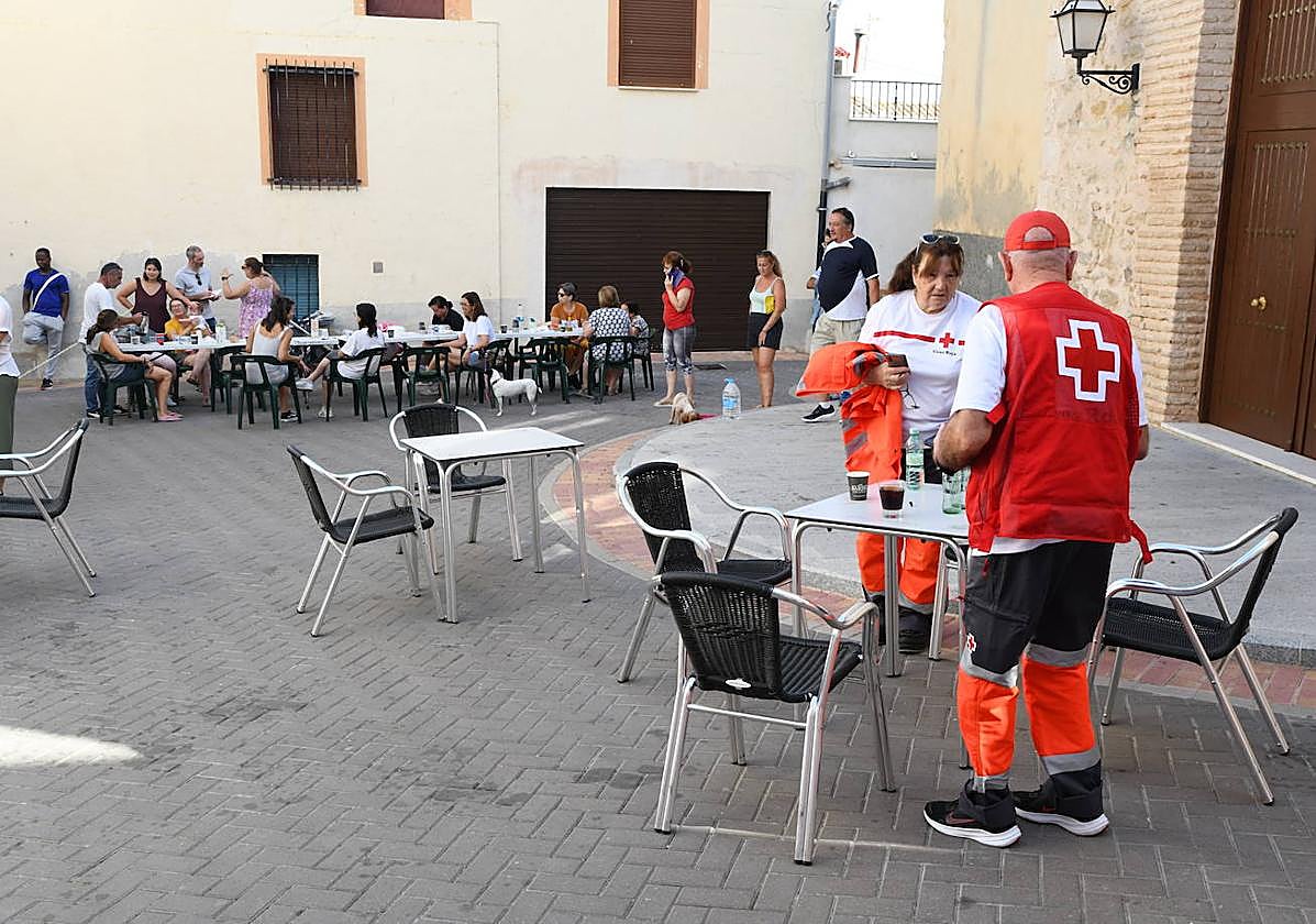 Vecinos de Penàguila realojados en Benifallim el día después de que se declarara el incendio.
