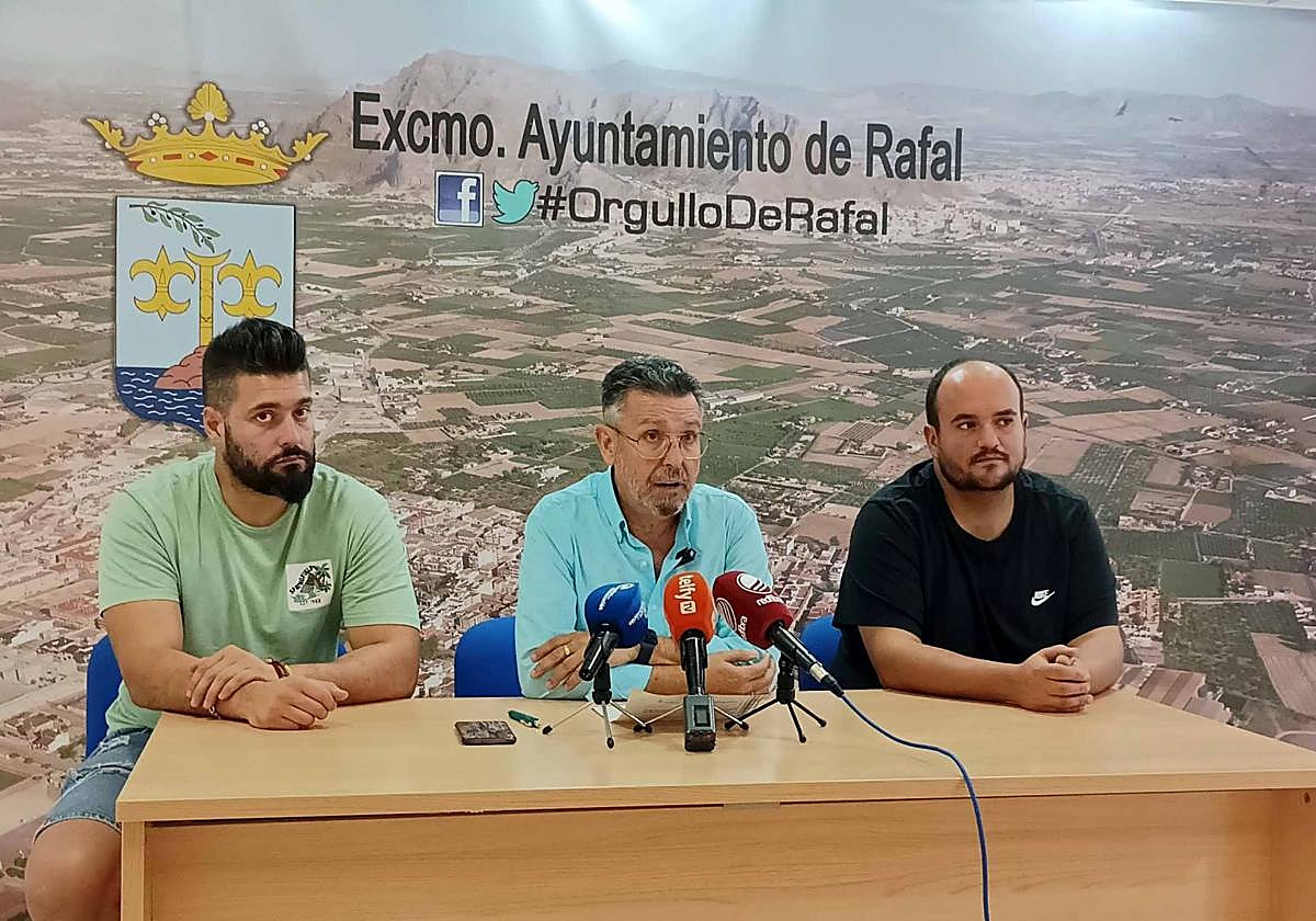 El alcalde de Rafal, Manuel Pineda (en el centro) durante la comparecencia.