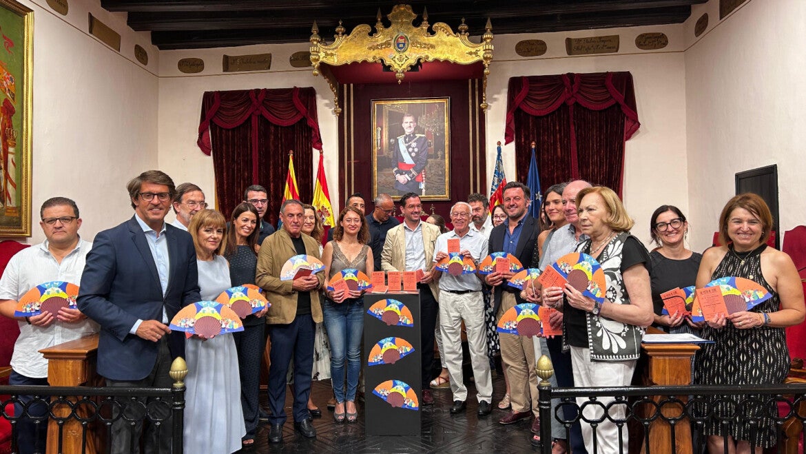 La presentación del abanico del artista Antonio Ródenas y el facsímil marcan la antesala del Misteri d'Elx