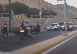 Dispositivo policial movilizado para atender el falso aviso de bomba.