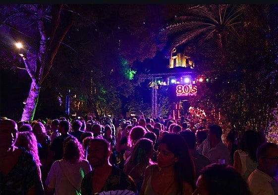 Fiesta ambientada en los años 80 en el Festival Noches Mágicas