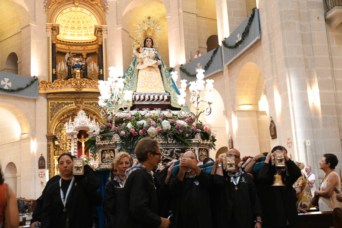 Alicante rinde homenaje a su patrona