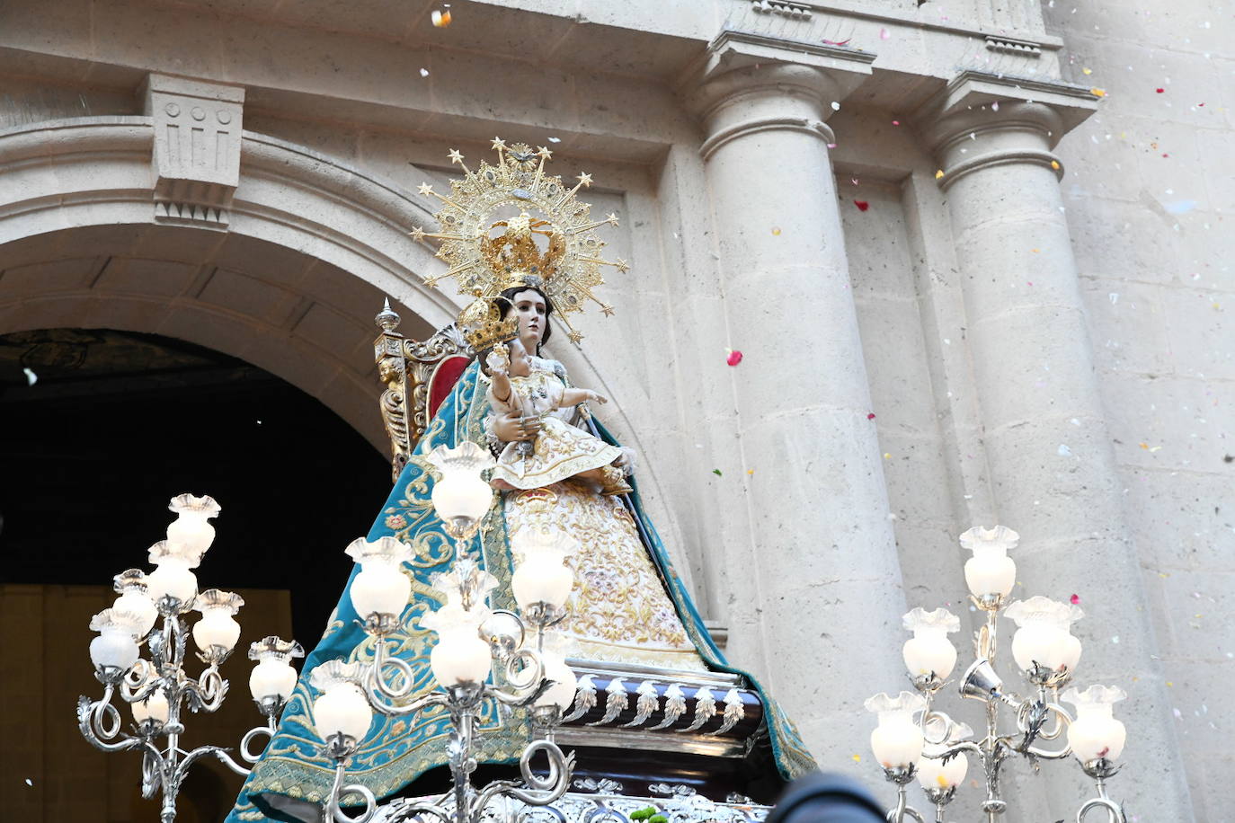 Alicante rinde homenaje a su patrona