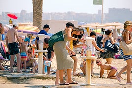 La playa del Postiguet llena hasta la bandera.