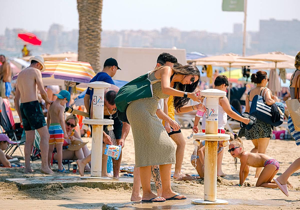 La playa del Postiguet llena hasta la bandera.