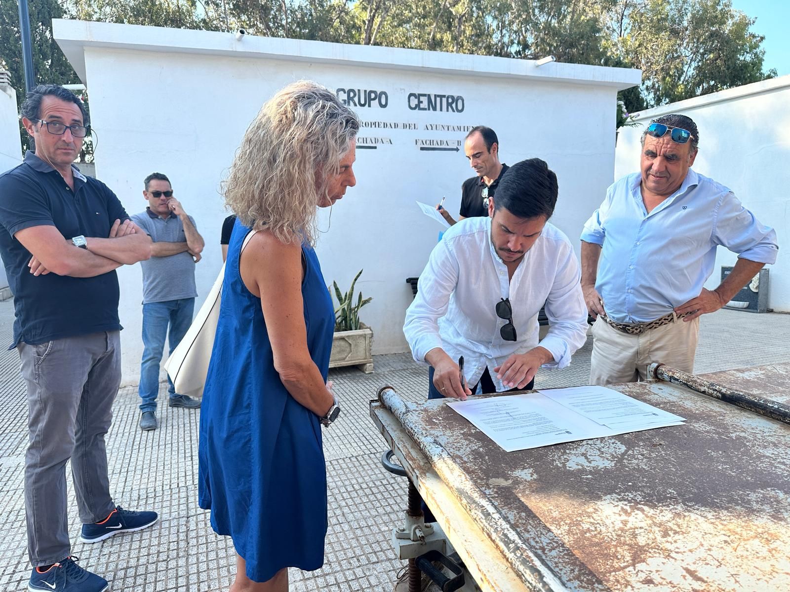 La alcaldesa en funciones, Lourdes Llopis, y el concejal Cristian Palomares durante la firma del acta.