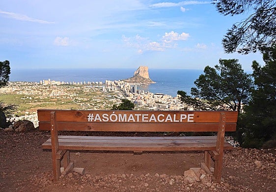 El Peñón de Ifach y la ciudad de Calp vista desde el mirador en la Serra d'Oltà.