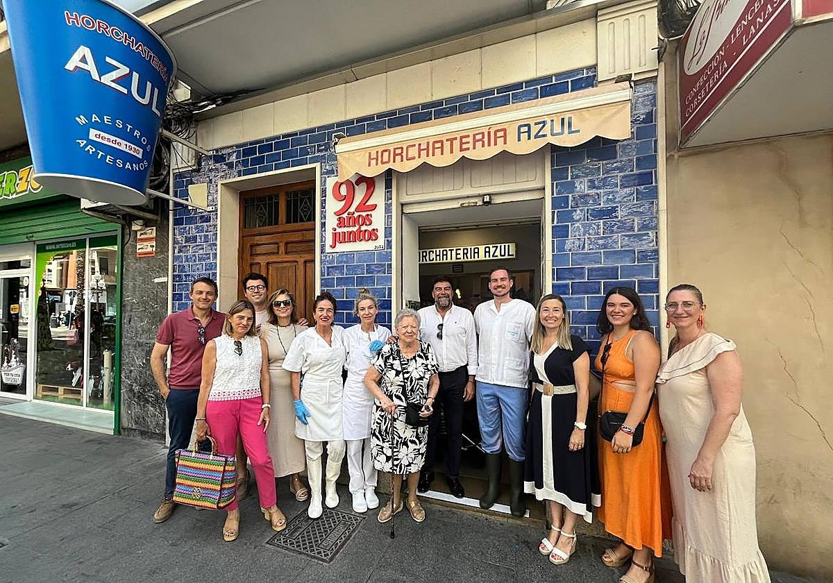 Barcala junto a la familia de Alejandrina.