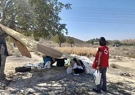 Una personas sin hogar en Alicante.