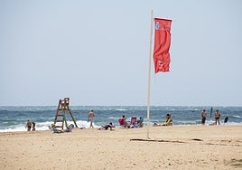Una playa de Alicante con bandera roja.