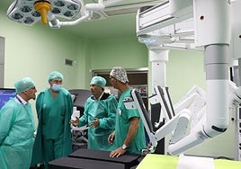 El conseller Marciano Gómez junto al robot Da Vinci, este miércoles en el Hospital General de Alicante.