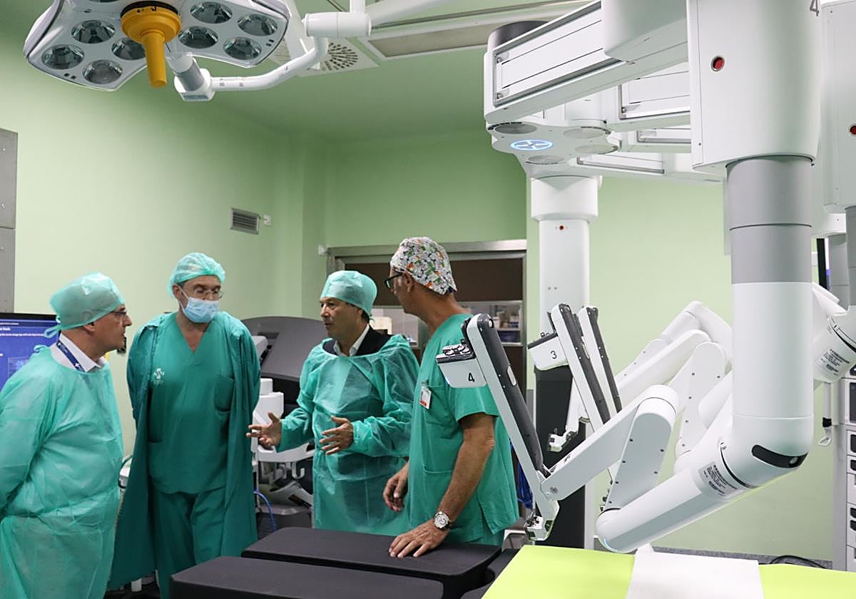 El conseller Marciano Gómez junto al robot Da Vinci, este miércoles en el Hospital General de Alicante.