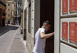 Joven accediendo a un piso turístico en un municipio de la Comunitat.