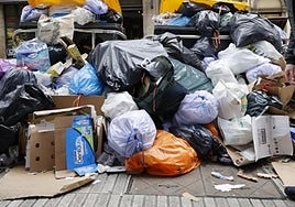 Contenedores de basura sin recoger, en una imagen de archivo.