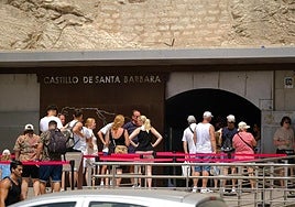 Unos turistas esperan en la puerta del ascensor del castillo de Santa Bárbara en una imagen de archivo.