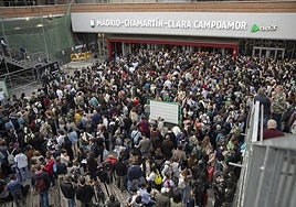 Pasajeros se agolpan frente a la estación madrileña en una imagen de archivo.