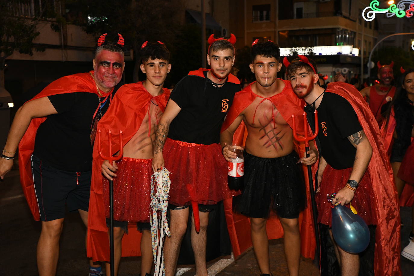 La Retreta de los Moros y Cristianos de Altozano llena de color el barrio