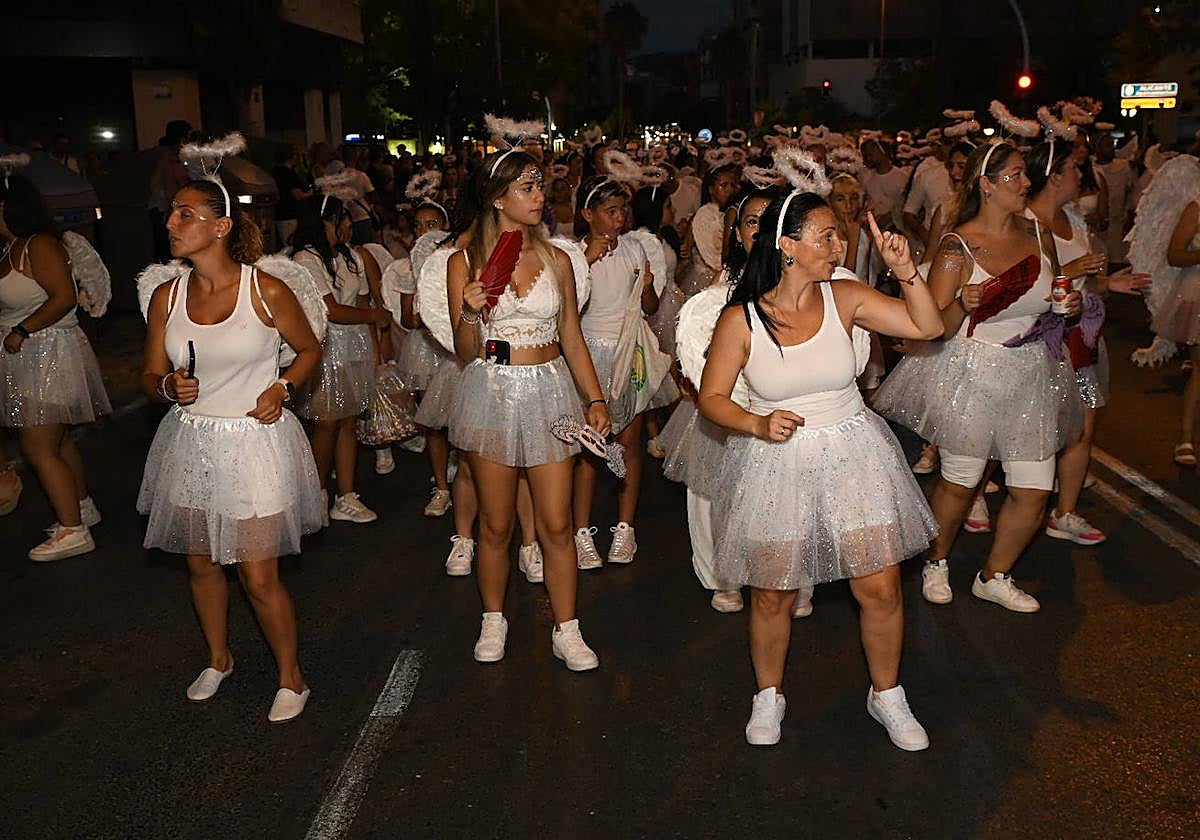 La Retreta de los Moros y Cristianos de Altozano llena de color el barrio