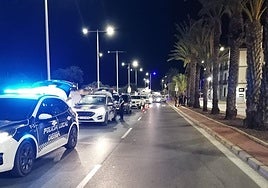La Policía Local de Dénia durante el despliegue.