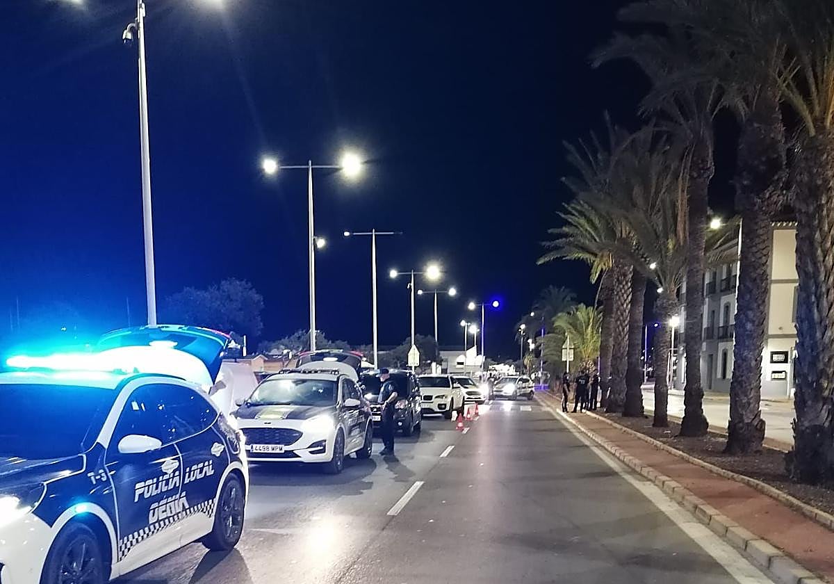 La Policía Local de Dénia durante el despliegue.