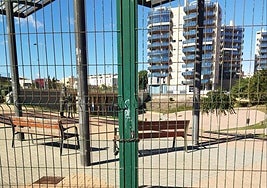 Una de las puertas de acceso al Parque Central de El Campello.