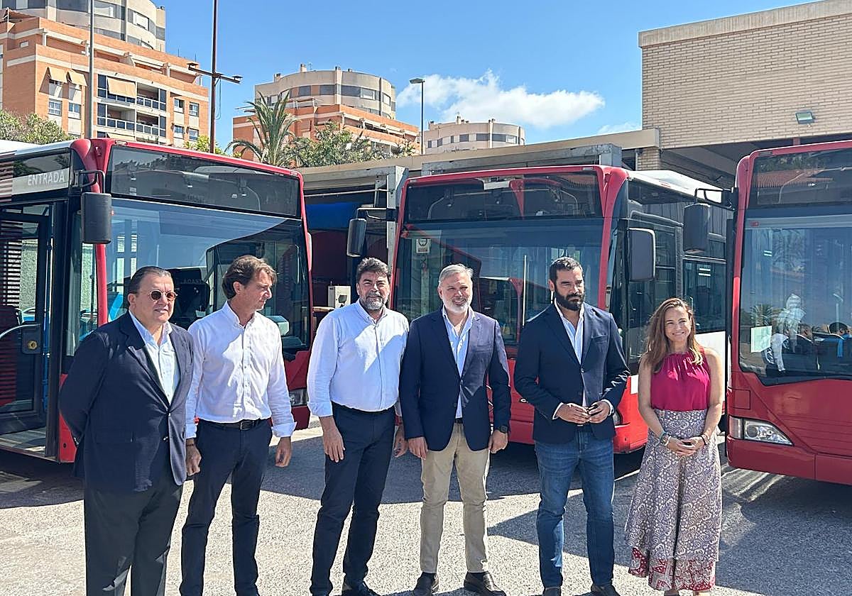 Los concejales de Movilidad Urbana y Transportes de Alicante, Carlos de Juan, y Plasencia, David Dóniga, el CEO de Vectalia, Antonio Arias, y el director de Movilidad Urbana del grupo, Raúl Cantero.